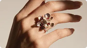 Среди миллениалов резко вырос глобальный спрос на украшения в винтажном стиле.