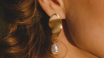 Среди миллениалов резко вырос глобальный спрос на украшения в винтажном стиле.