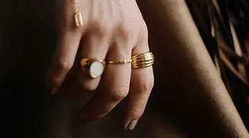 Среди миллениалов резко вырос глобальный спрос на украшения в винтажном стиле.