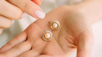 Среди миллениалов резко вырос глобальный спрос на украшения в винтажном стиле.